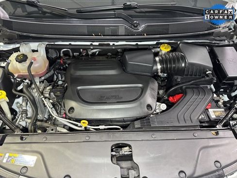 Used 2023 Chrysler Pacifica Touring-L image 4