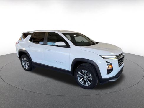 Used 2025 Chevrolet Equinox LT image 2