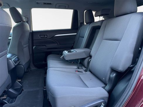 Used 2015 Toyota Highlander LE image 22
