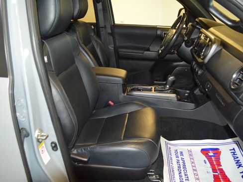 Used 2019 Toyota Tacoma TRD Sport image 11