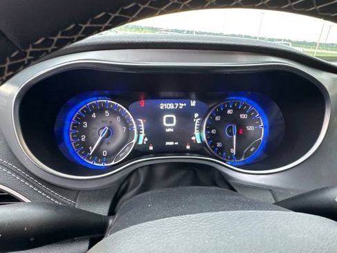Used 2026 Chrysler Pacifica Limited FWD image 31
