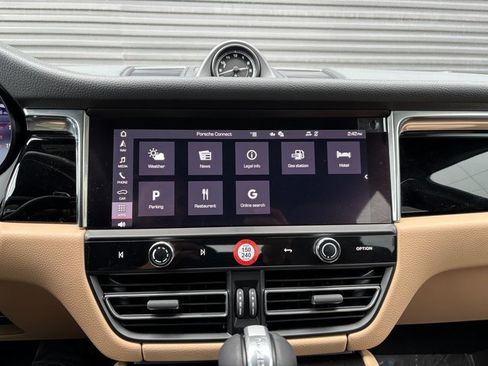 Certified 2025 Porsche Macan image 19