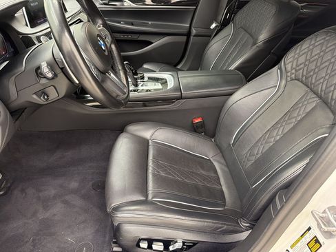 Used 2022 BMW 740i w/ M Sport Package RWD image 5