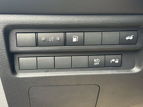 Used 2025 Mitsubishi Outlander SE image 17