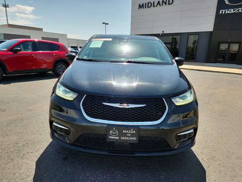 Used 2023 Chrysler Pacifica Touring-L FWD image 2