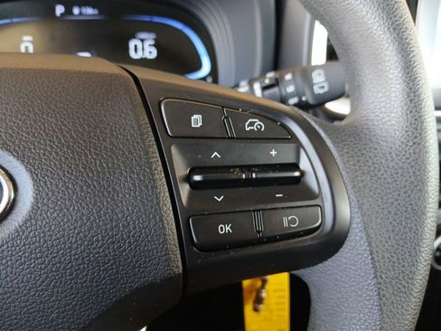 Used 2024 Hyundai Venue SE image 17