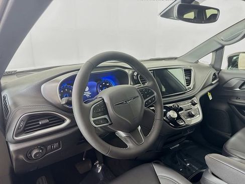 New 2026 Chrysler Pacifica Select image 9