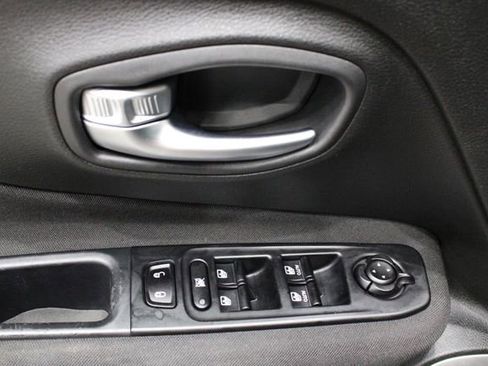 Used 2021 Jeep Renegade Latitude image 13