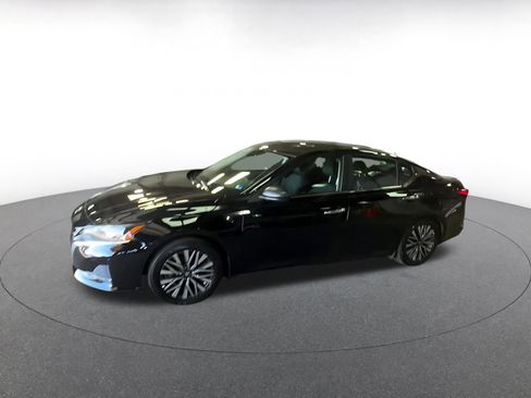 Used 2025 Nissan Altima 2.5 SV FWD image 8