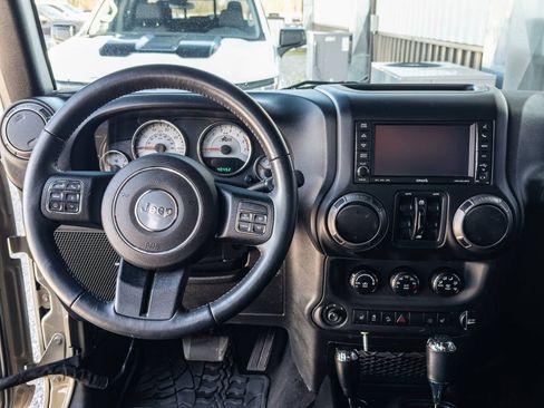 Used 2017 Jeep Wrangler Unlimited Rubicon w/ Cold Weather Group image 10