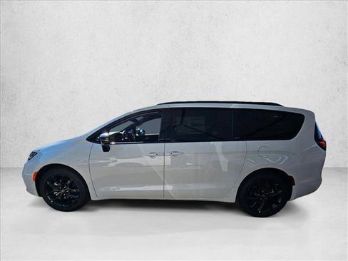 New 2026 Chrysler Pacifica Select image 5