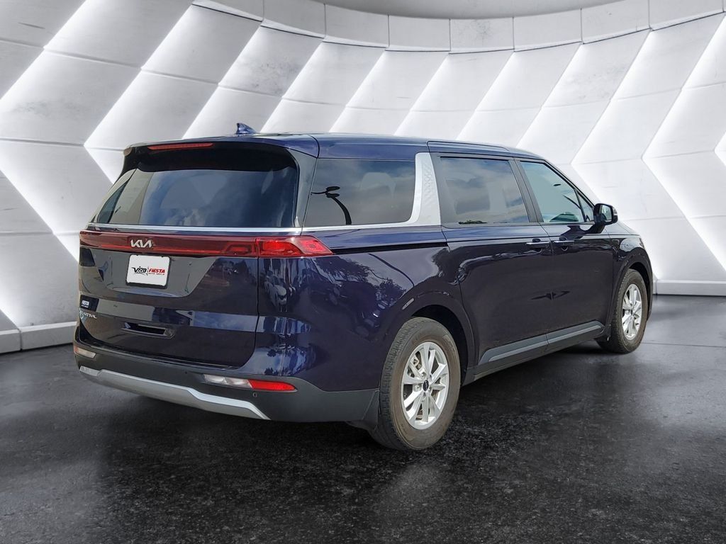 Used 2023 Kia Carnival LX FWD image 4