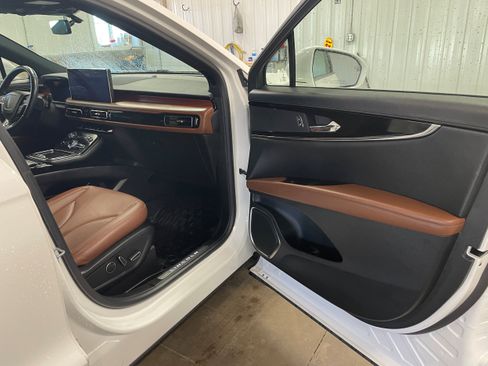 Used 2023 Lincoln Nautilus Reserve AWD/4WD image 31