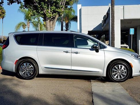 New 2023 Chrysler Pacifica Limited image 7