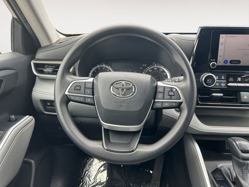 Used 2023 Toyota Highlander L FWD image 14