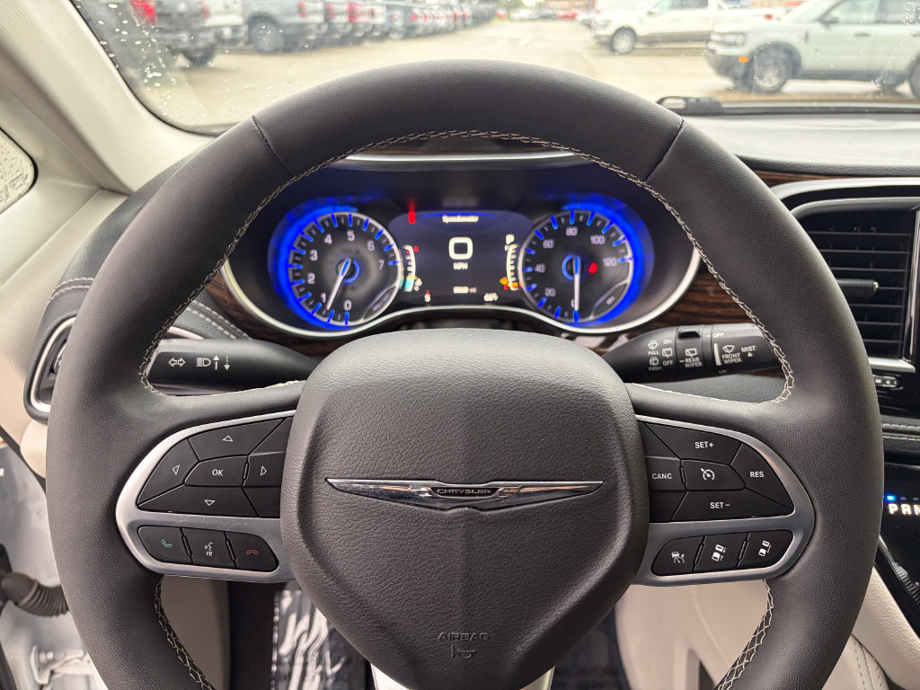 Used 2024 Chrysler Pacifica Limited FWD image 26
