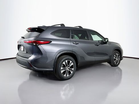 Used 2023 Toyota Highlander XLE AWD/4WD image 7