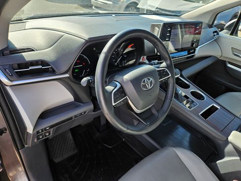 Used 2021 Toyota Sienna XLE AWD/4WD image 14