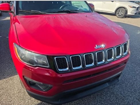 Used 2018 Jeep Compass Latitude FWD image 2