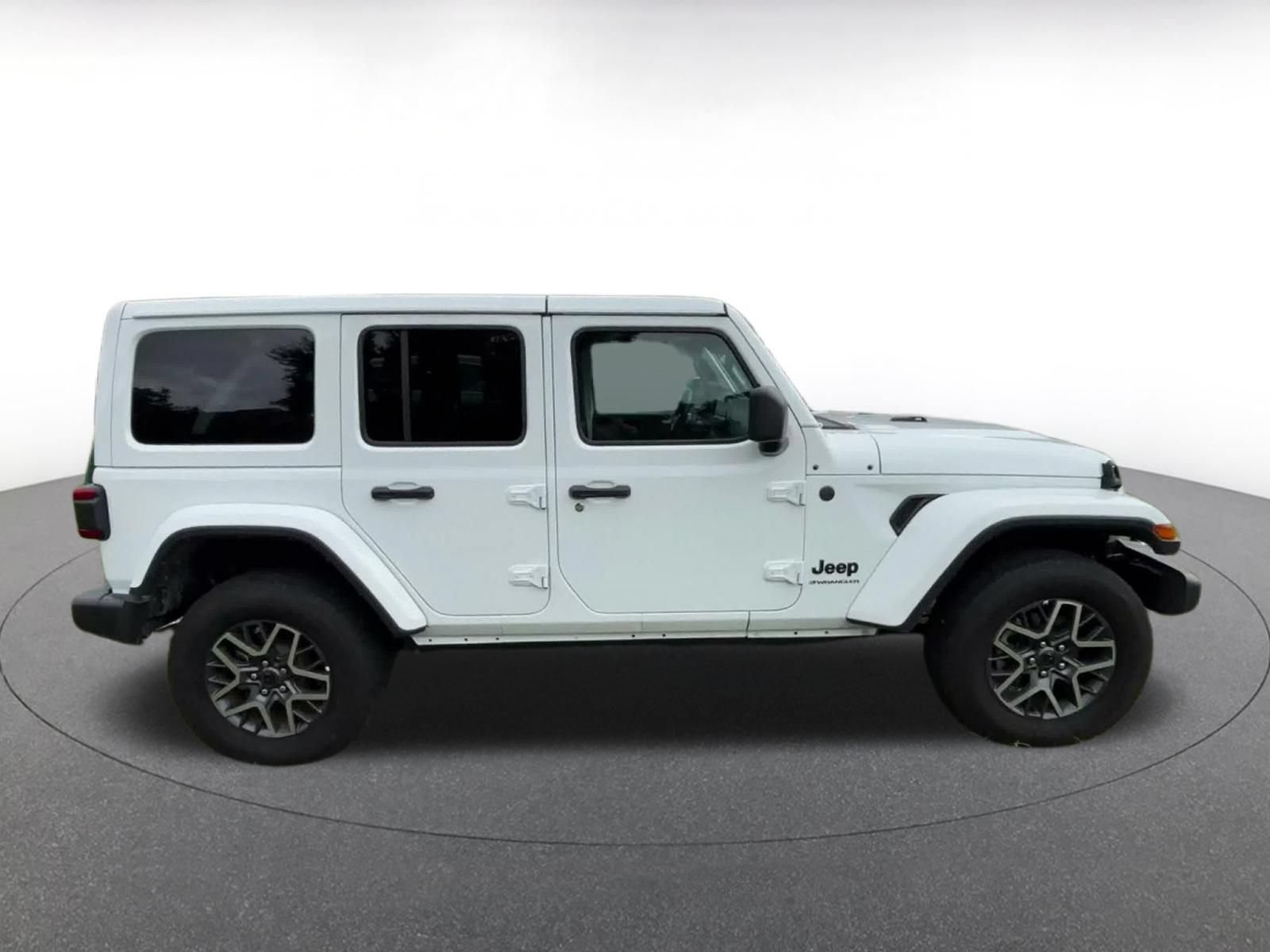 Used 2025 Jeep Wrangler Unlimited Sahara AWD/4WD image 15