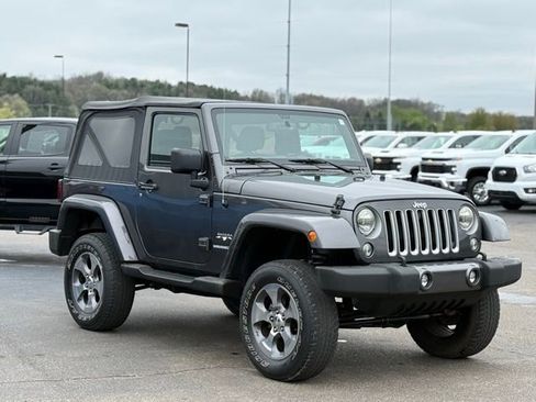 Used 2016 Jeep Wrangler Sahara w/ Connectivity Group AWD/4WD image 28