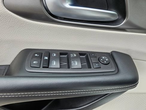 Used 2023 Chrysler Pacifica Touring-L FWD image 22
