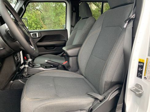 Used 2025 Jeep Wrangler Sahara image 25