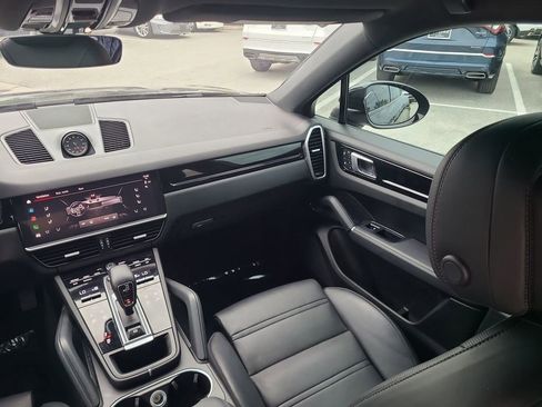 Used 2022 Porsche Cayenne Coupe image 3