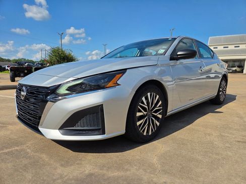 Used 2024 Nissan Altima 2.5 SV FWD image 1