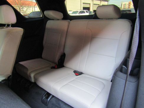 Used 2023 Chevrolet Traverse LS image 10