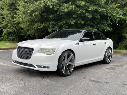 Used 2016 Chrysler 300 C RWD image 5