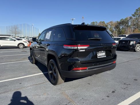 Used 2024 Jeep Grand Cherokee Limited w/ Black Appearance Package image 5