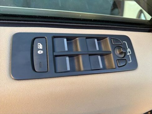 Used 2018 Land Rover Discovery Sport HSE image 17