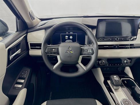 New 2025 Mitsubishi Outlander SE image 22
