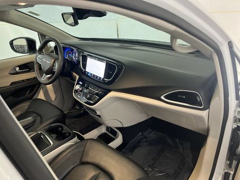Used 2024 Chrysler Pacifica Touring-L FWD image 24