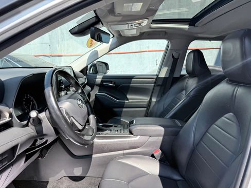 Used 2022 Toyota Highlander XLE AWD/4WD image 13