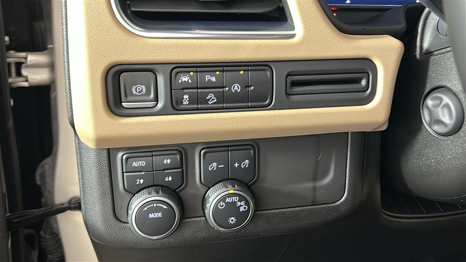 Used 2023 Chevrolet Tahoe Premier AWD/4WD image 23