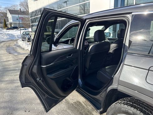 Used 2023 Jeep Grand Cherokee Overland w/ MOPAR Finishing Package image 31