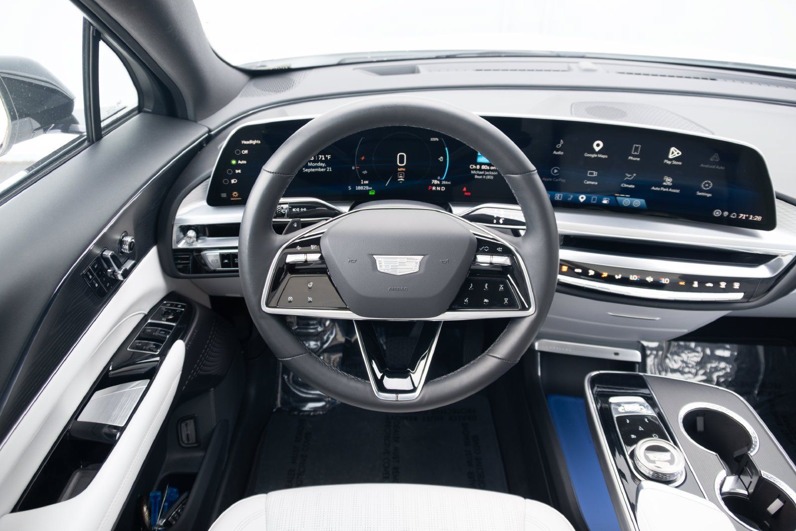 Used 2024 Cadillac Lyriq Luxury AWD/4WD image 2