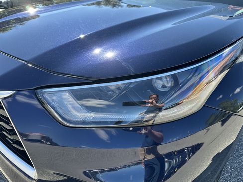 Used 2021 Toyota Highlander XLE AWD/4WD image 9