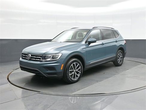 Used 2020 Volkswagen Tiguan SE w/ Panoramic Sunroof Package image 3