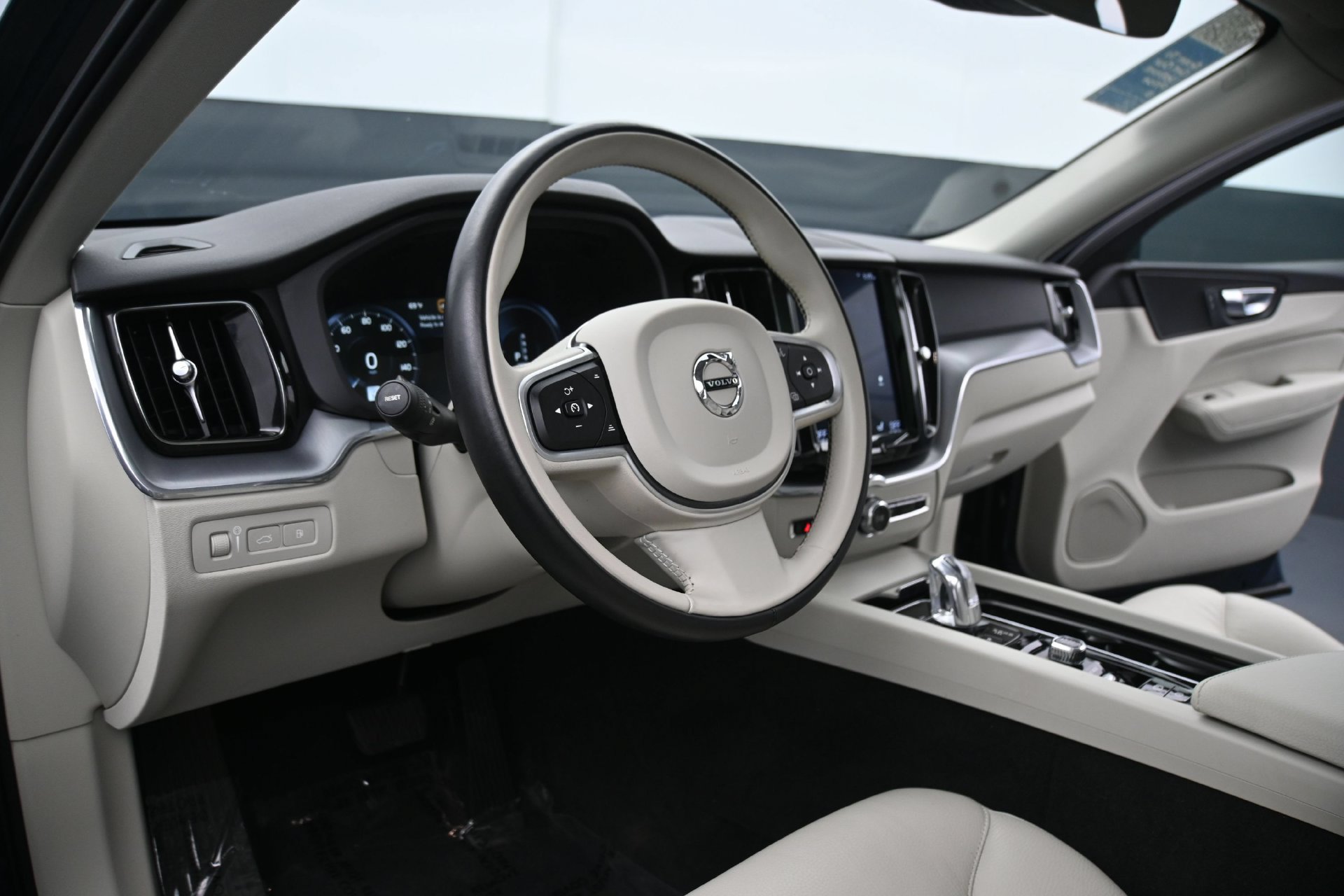 Used 2018 Volvo XC60 T8 Momentum AWD/4WD image 23