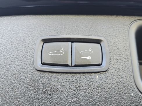 Certified 2025 Porsche Macan image 17