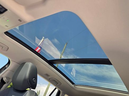Certified 2026 Volkswagen Tiguan SE w/ Panoramic Sunroof Package FWD image 17