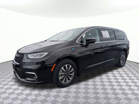 Used 2024 Chrysler Pacifica Select image 6