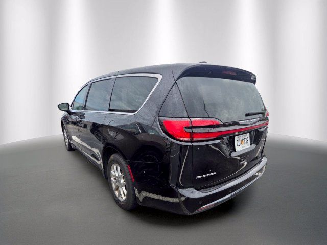 Used 2024 Chrysler Pacifica Touring-L FWD image 2