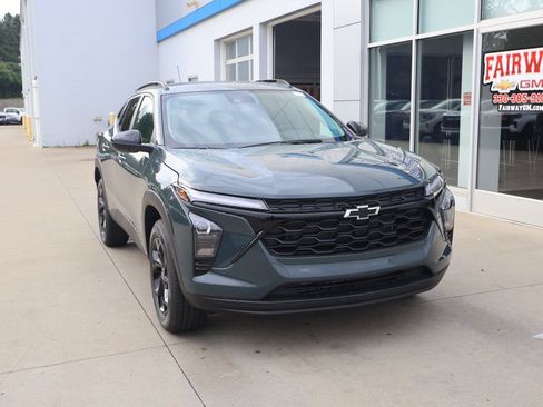 New 2026 Chevrolet Trax LT w/ Midnight Edition FWD image 2