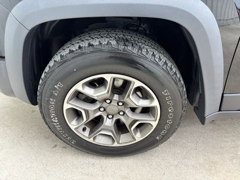 Used 2020 Jeep Cherokee Trailhawk w/ Cold Weather Group image 11