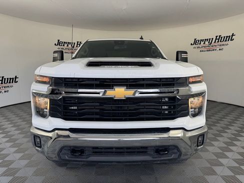 Used 2024 Chevrolet Silverado 2500 LT AWD/4WD image 5