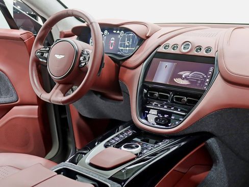 Used 2021 Aston Martin DBX image 39